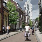 Afbeelding van een straat in Tilburg met fietsers.